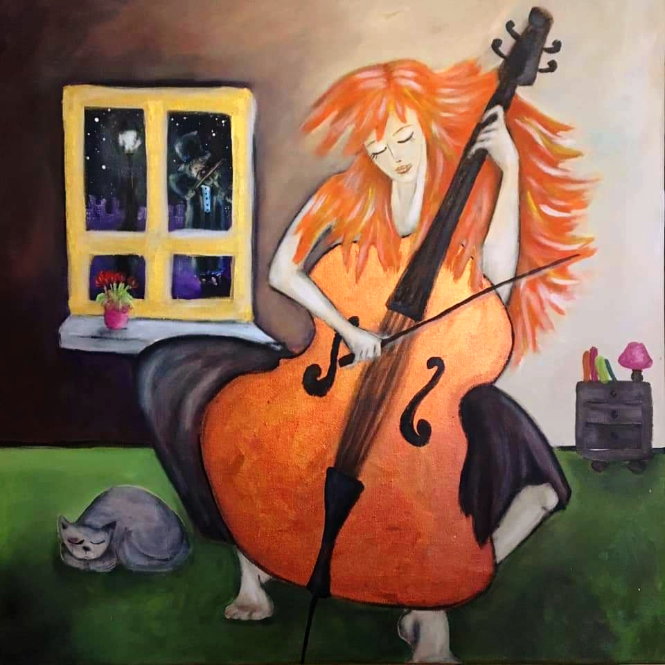 Donna con i capelli rossi che suona il violoncello seduta in una stanza con il pavimento verde, Opera realizzata con acrilico su tela.