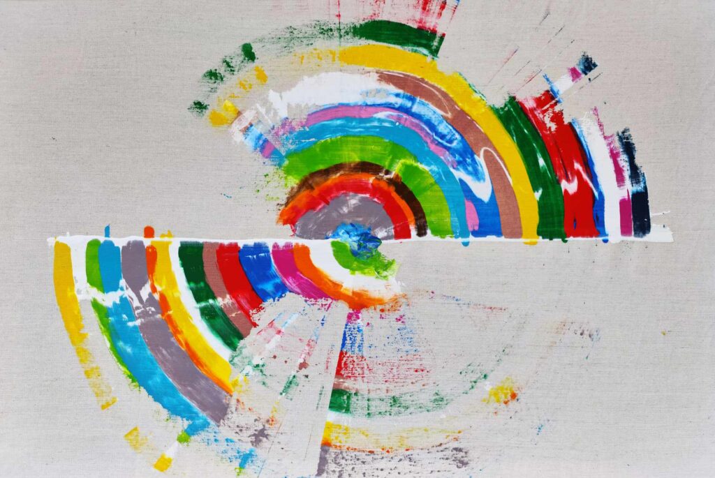 “Opera astratta in acrilico composta da due semicirconferenze cromatiche che si espandono da un centro luminoso, separate da una linea orizzontale. Toni vibranti e movimento radiale suggeriscono due energie in equilibrio.”