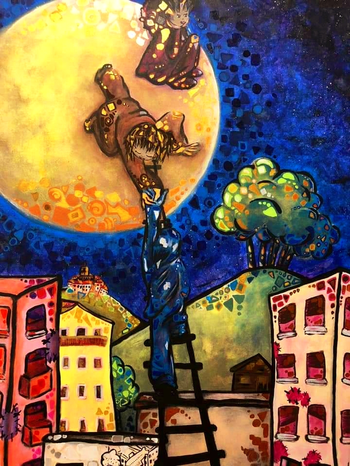 una donna vive sulla luna prende per la mano il suo amante che sale verso di lei con una scaletta. Sulla sfondo il cielo blu fa da sfondo alla scena ambientata in una città di case rosa e gialle