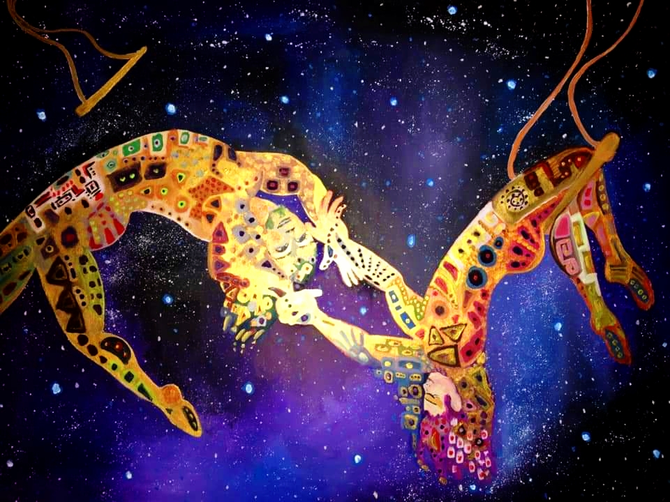 due acrobati eseguono il loro numero su scale appese nel cielo stellato