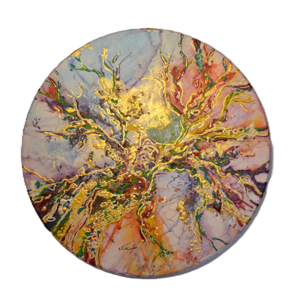 "Albero Incantato di Colori" è un'opera vibrante e originale realizzata su una tavola girevole in legno, che permette di apprezzarla da diverse angolazioni. Lo sfondo bianco mette in risalto l’albero centrale, dipinto con tonalità di viola e rosso, creando un contrasto armonioso che evoca magia e mistero. Le foglie sono assenti, simbolizzando purezza, transizione o potenzialità future. I dettagli in azzurro e oro, con rifiniture in oro, aggiungono eleganza e luminosità, conferendo all’opera un tocco incantato e raffinato.